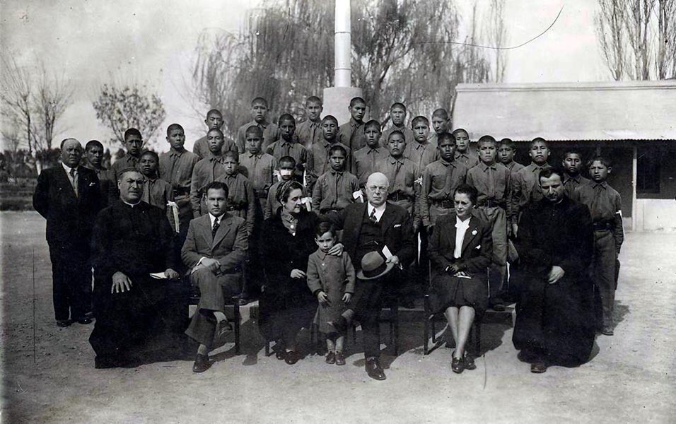 Granja hogar para indígenas, hoy escuela N° 132 (1938). Sentado con el sombrero en la mano, el Gobernador Enrique Pilotto.