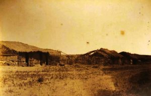 Imagen ilustrativa: rancho cercano al río Limay. Fines del siglo XIX.