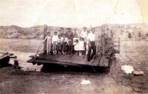 Balsa españa en Senillosa. La familia Vega junto a vecinos. La balsa funcionó hasta 1959