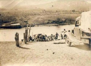 Balsa sobre el río Aluminé, sacando un camión con yunta de bueyes y otro camión - Década del ‘40