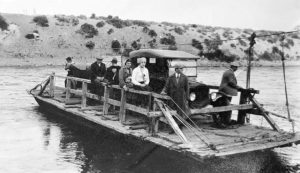 Balsa sobre el río Neuquén - Neuquén Capital - Década del ‘20.