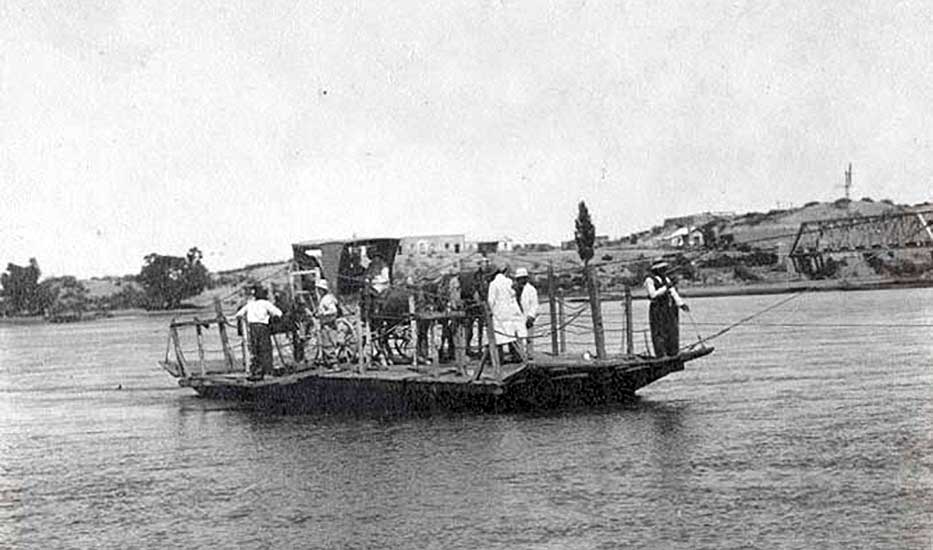 Balsa sobre el río Neuquén - Neuquén Capital  - 1910