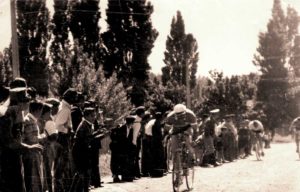 El de las calles del pueblo, partía de la actual San Martín casi Drury hacia Curruhuinca (donde está la YPF) y vuelta por Roca hasta la vieja intendencia de Parques Nacionales. Todo por tierra, a través de dieciocho cuadras. A la vera de las cuales se reunía todo el pueblo.