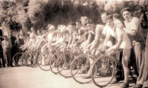 Los competidores eran seguidos por numerosos y entusiastas acompañantes que hinchaban por sus corredores.