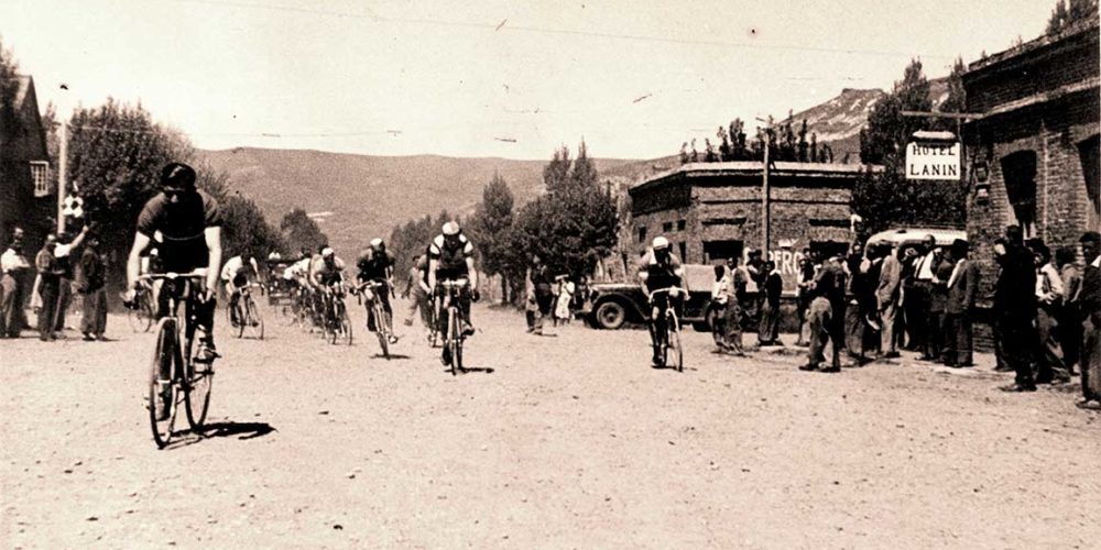 En los años cuarenta y tantos, en el pueblo de San Martín de los Andes, un grupo de entusiastas ciclistas se reunía para participar en las duras competencias organizadas por Don Pedro Abare.