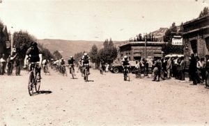 En los años cuarenta y tantos, en el pueblo de San Martín de los Andes, un grupo de entusiastas ciclistas se reunía para participar en las duras competencias organizadas por Don Pedro Abare.