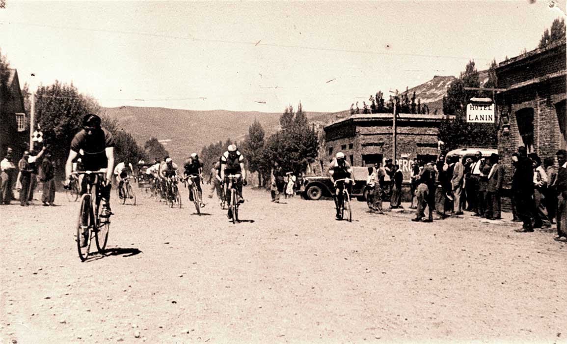 En los años cuarenta y tantos, en el pueblo de San Martín de los Andes, un grupo de entusiastas ciclistas se reunía para participar en las duras competencias organizadas por Don Pedro Abare.