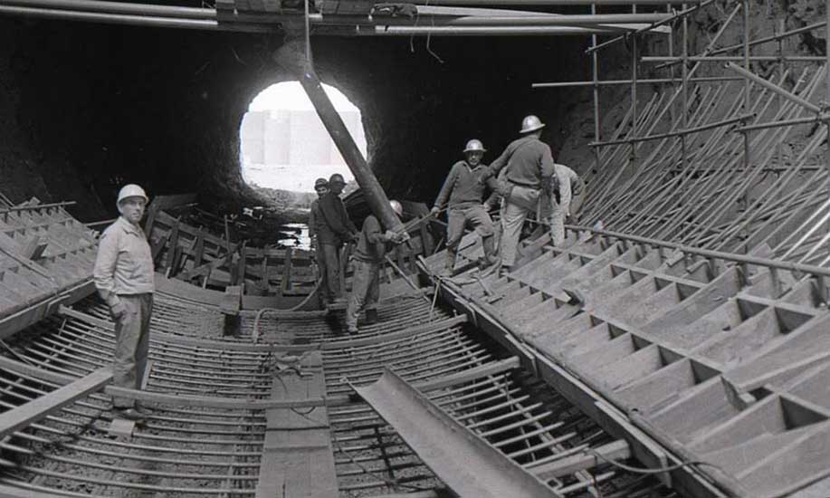 El Chocón: Trabajadores en el túnel
