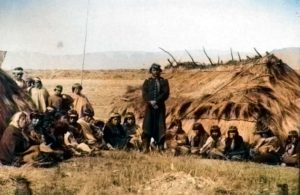 Cacique Villamain (vestido con uniforme del ejército), junto a su tribu.