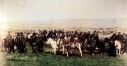 El Comandante Ruibal y oficiales del regimiento Nº 11, acompañan al cacique Reuque-Curá, iniciando la marcha para el Fuerte Gral. Roca - 2 de Mayo de 1883