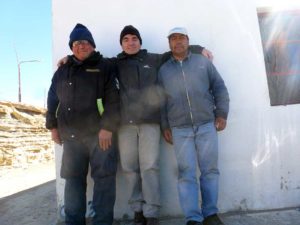 Aroca a la Izquierda, el Beto a la derecha. Yo, en el medio, con los balseros del Huitrin.