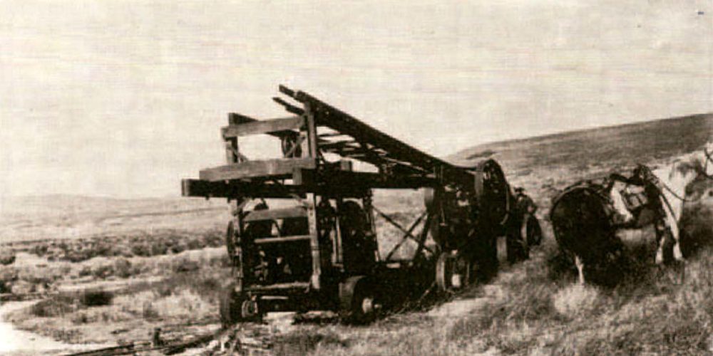 Equipo perforador en Bajo de Covunco (Neuquén): con este equipo primitivo perforó el Coronel Lannan el primer pozo petrolífero de la Cuenca Neuquina en 1904.