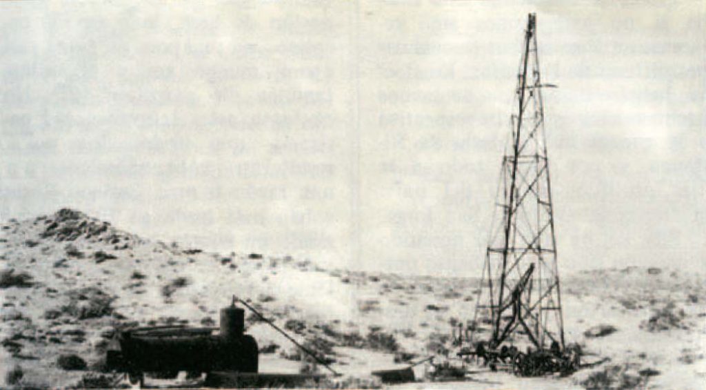 Equipo perforador en Cerro Lotena (Neuquén). Con este equipo a percusión, la compañía “Neuquén Oil Syndicate” efectuó las primeras perforaciones en el Cerro Lotena alrededor de 1907.