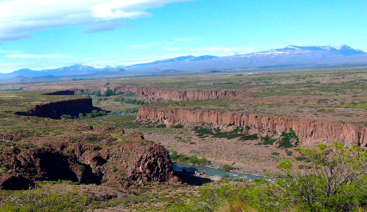 Valle del río Agrio en la región de Loncopué, provincia del Neuquén.