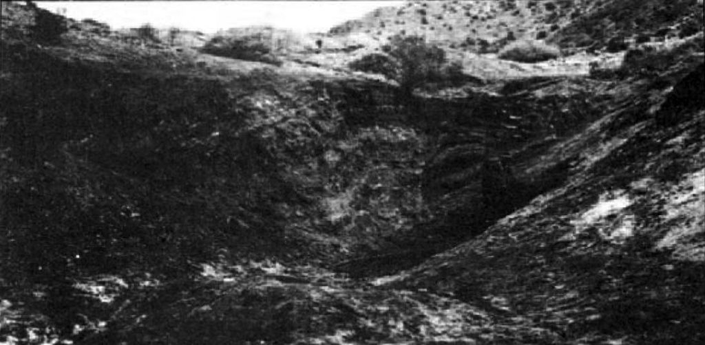 Vertientes de Petróleo del Cerro Lotena (Neuquén): el petróleo que mana de las lutitas bituminosas aflorantes, era recogido en una excavación para su extracción (1902).