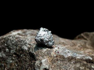Pepita de plata sobre una roca.