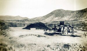 Mina Santa Marta. Pozo principal de reconocimiento. A su izquierda un montículo de 300 toneladas de asfaltita. Al fondo el cerro Esperanza. -1938-