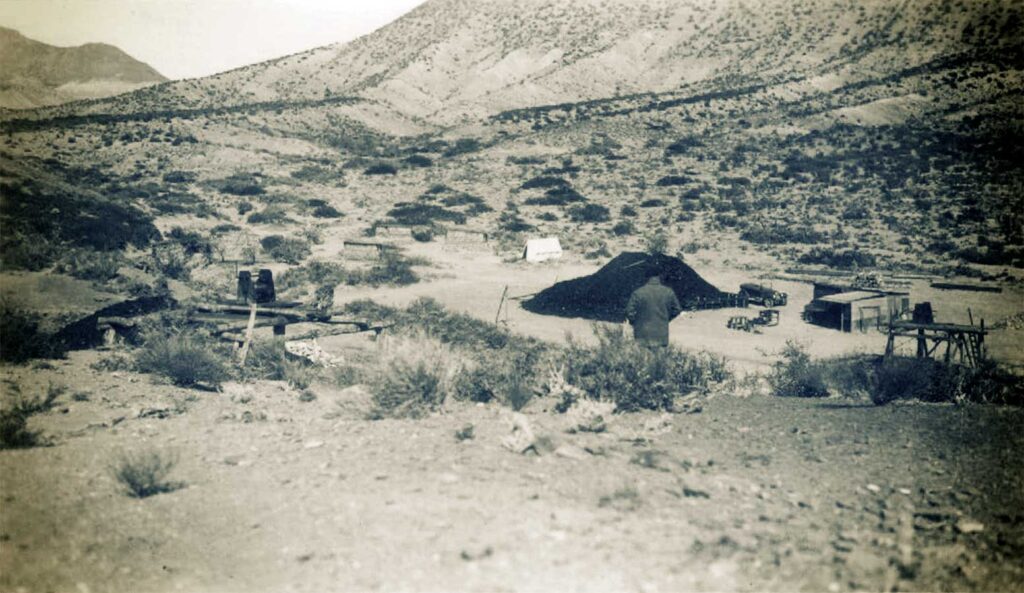 Vista general del campamento de la mina "Santa Marta" en el año 1938. En primer plano las instalaciones de los dos pozos de reconocimiento.