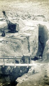 Mina Santa Marta. Rajo sobre la veta realizado en el año 1939. A la izquierda la draga. a) areniscas. b) terreno de acarreo.