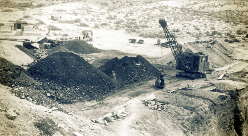 Mina Santa Marta - La draga de balde a grampa que extraía la asfaltita del rajo -1939-