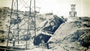 Mina Santa Marta. Vista del rajo y de las dos torres de extracción. En primer plano la torre del pozo Zorro. Al fondo, la del pique Roque.