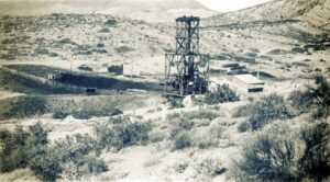 Mina Santa Marta. Torre del pique Roque y la cancha de depósito de asfaltita -1941-