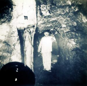 Mina Santa Marta. Galería en el nivel 41 m al lado del pique Roque. a) asfaltita. b) margas.