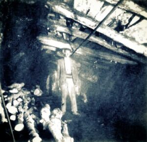 Mina Santa Marta. Vista de una labor en el nivel 41m con su enmaderamiento.