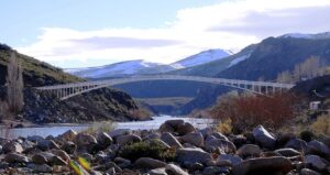 Butalón Norte. Pasarela sobre el río Neuquén.