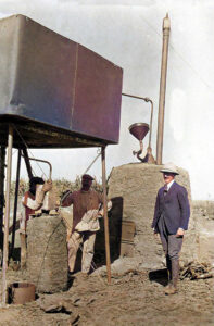 Primer ensayo de destilación de petróleo.