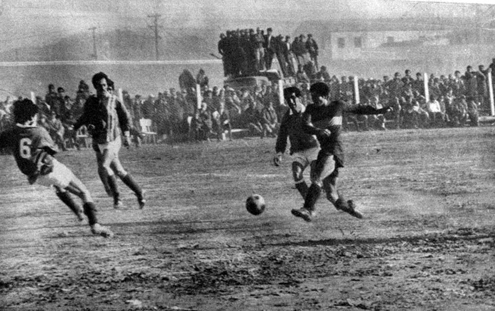 Hierro, hormigón y gambetas: a 50 años del partido entre los trabajadores de El Chocón y Boca Juniors