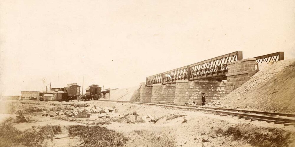 Puente ferroviario en construcción.