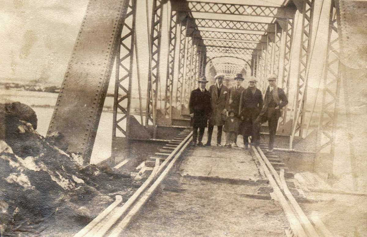 Posando en el puente ferroviario sobre el río Neuquén.