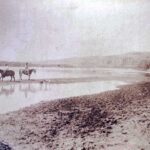 Imagen Ilustrativa. Vado del río Neuquén. Del álbum de Encina y Moreno, en 1883. Tomada en Paso de los Indios, muy cerca de donde transcurre esta historia.