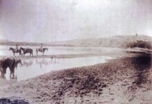 Imagen Ilustrativa. Vado del río Neuquén. Del álbum de Encina y Moreno, en 1883. Tomada en Paso de los Indios, muy cerca de donde transcurre esta historia.