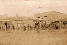 Panorámica de ranchos y caballos del pueblo La Confluencia - 1902 - Foto Gentileza Archivo Histórico Municipal de Neuquén.