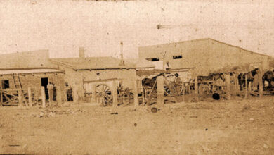 Panorámica de ranchos y caballos del pueblo La Confluencia - 1902 - Foto Gentileza Archivo Histórico Municipal de Neuquén.