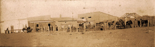 Panorámica de ranchos y caballos del pueblo La Confluencia - 1902 - Foto Gentileza Archivo Histórico Municipal de Neuquén.