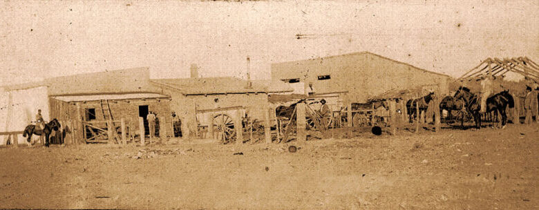 Panorámica de ranchos y caballos del pueblo La Confluencia - 1902 - Foto Gentileza Archivo Histórico Municipal de Neuquén. → Más Neuquén Panorámica de ranchos y caballos del pueblo La Confluencia - 1902 - Foto Gentileza Archivo Histórico Municipal de Neuquén.