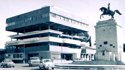 El edificio municipal funcionó durante varios años con dos pisos intermedios sin terminar. Enfrente el monumento a San Martín