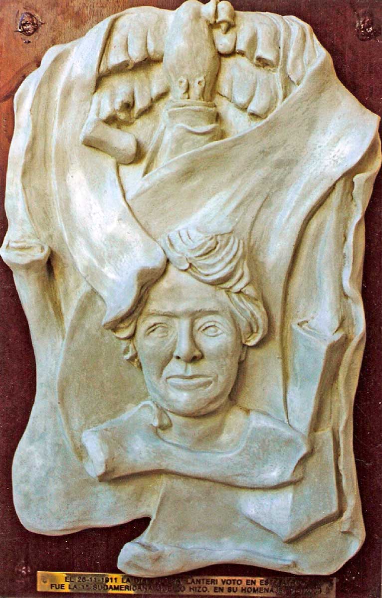 Relieve “El primer sufragio” de la escultora Norma Cistaro, en el interior de la Parroquia San Juan Evangelista donde votó Lanteri.