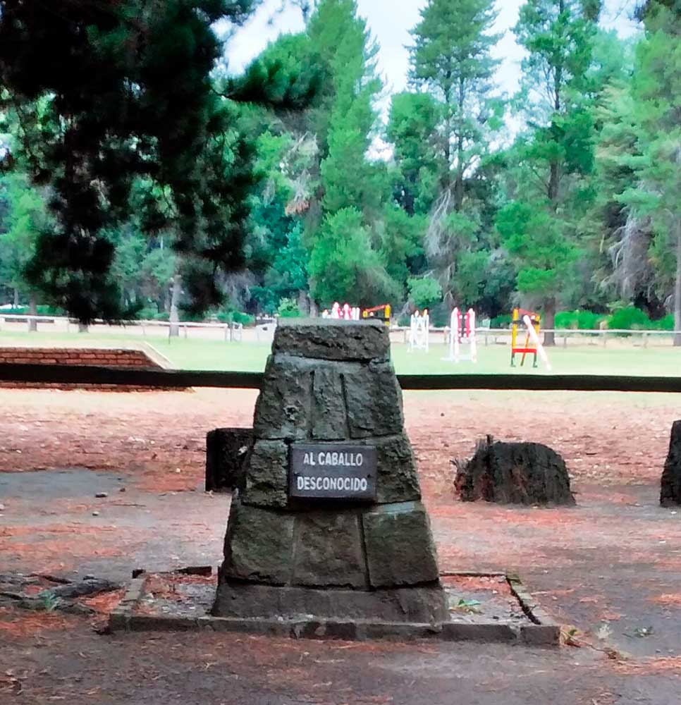 Monumento “al caballo desconocido” está inscripto en la placa