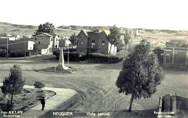 La foto de Bruno Sálamon ilustra sobre la primera ubicación del monolito fundacional de Neuquén.