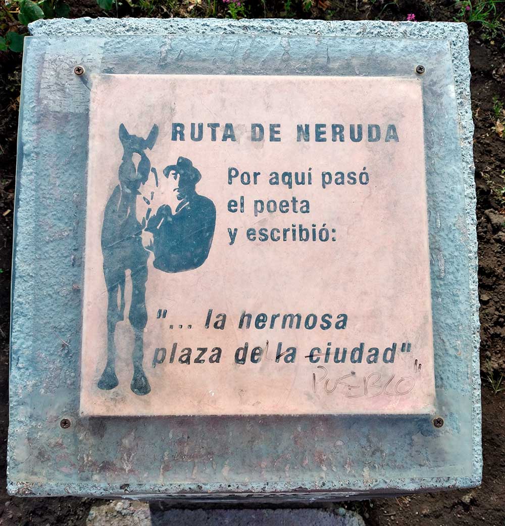 La placa transcribe una frase del poeta, al referirse en sus memorias a la plaza Sarmiento.