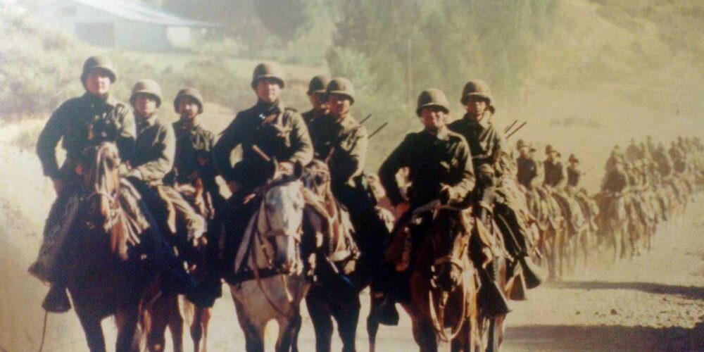 Regimiento 4 de Caballería, regresando a San Martin de los Andes, luego de haber estado durante cuatro meses haciendo maniobras en el sector entre Moquehue y Ñorquinco, en el contexto del conflicto con Chile.