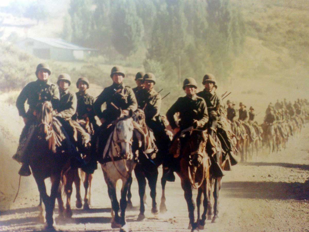 Regimiento 4 de Caballería, regresando a San Martin de los Andes, luego de haber estado durante cuatro meses haciendo maniobras en el sector entre Moquehue y Ñorquinco, en el contexto del conflicto con Chile.
