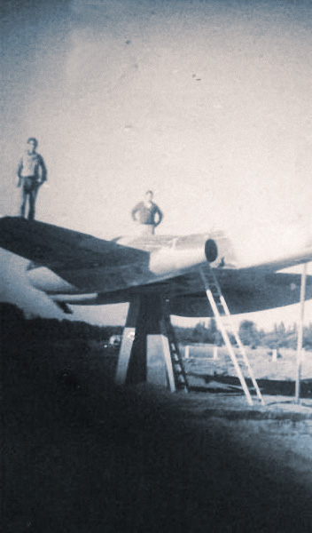 Mantenimiento del Gloster Meteor en el aeropuerto neuquino.