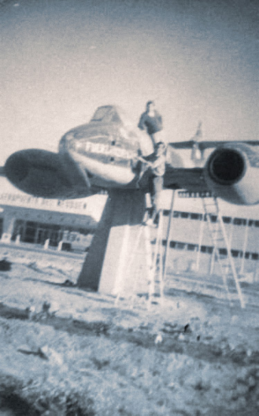 Mantenimiento del Gloster Meteor en el aeropuerto neuquino.