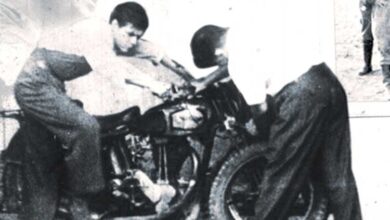 Ernesto Guevara a la izquierda y Alberto Granados a la derecha, intentando hacer arrancar a “La poderosa”.