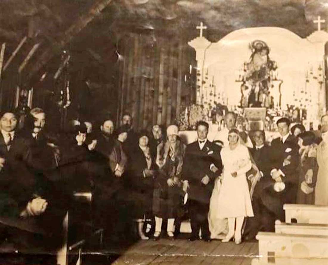 El retablo de Hassler en la foto del matrimonio de Demetria Goñi y Roque Muglia, 1930, gentileza de Mario Jorge Muglia